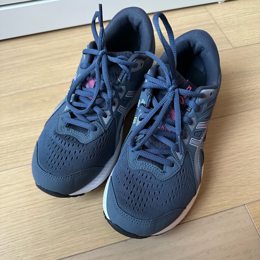 ASICS gel contend size 7 wide
